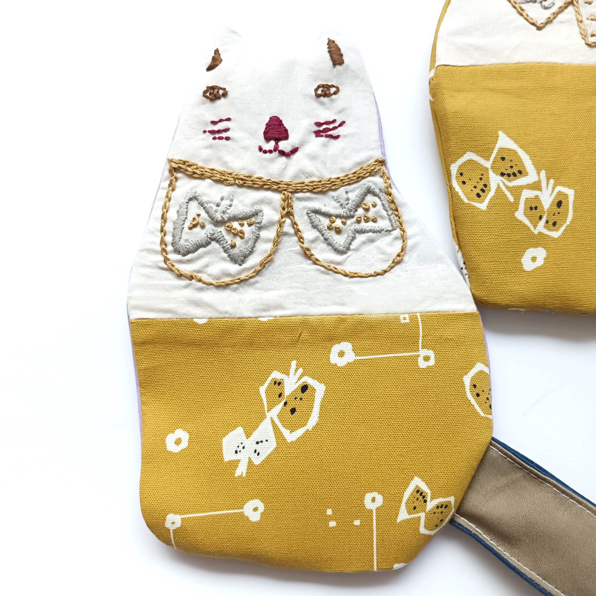 Pouches_Cat tail_Embroidery x City and the Butterfly